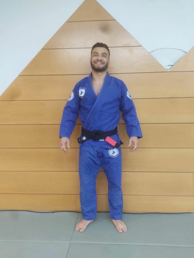 Marco Tulio Flavio amb kimono blau i cinturó negre de jiu-jitsu brasiler