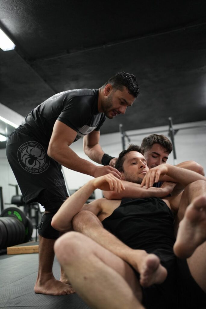 Marco Tulio Flavio ajustant la tècnica d'alumnes de jiu-jitsu a Andorra
