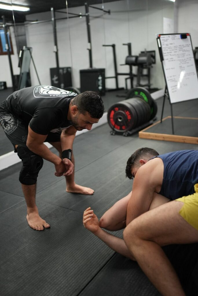 Marco Tulio Flavio explicant una posició de jiu-jitsu als seus alumnes
