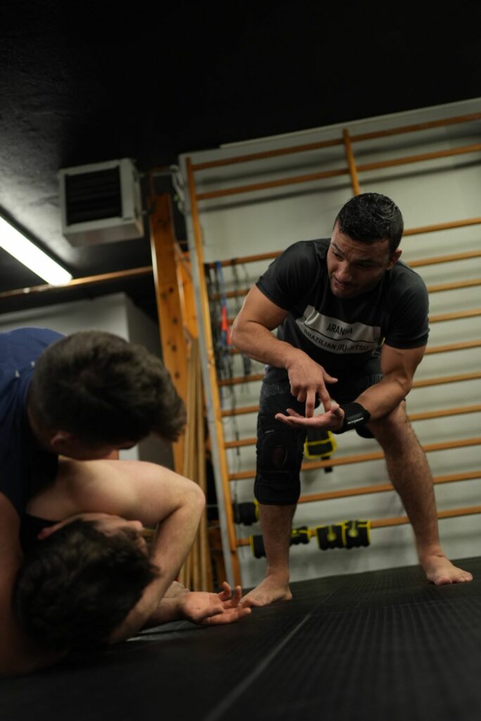 Marco Tulio Flavio explicant una tècnica de terra de jiu-jitsu brasiler